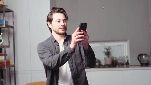 Elinde telefon olan bir adam selfie çeker.