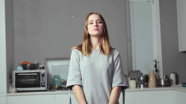 Sarı saçlı bir kız poz veriyor.