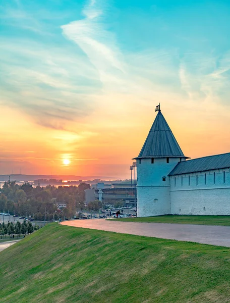Yaz akşamında Kazan Kremlin. Tataristan, Rusya. Arka planda beyaz duvar ve Volga nehri manzarası güzel. Kremlin, Kazan 'ın en önemli simgesidir. Eski Kazan şehir merkezinde tarihi mimari