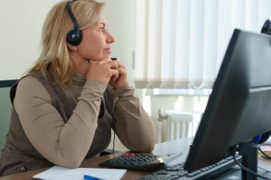 Bilgisayarın başında oturan kadın pencereden dışarı bakarken rüya görüyordu. Ofis hayalleri.