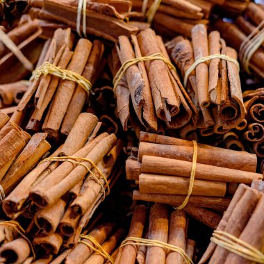 Bir demet tarçın çubuğu. Fotoğrafı kapat. Seçici odak.