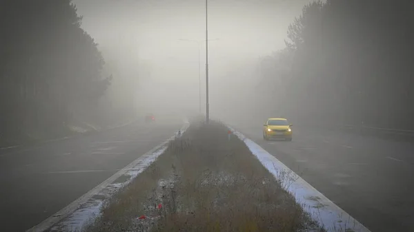Auto Nebel Unterwegs Herbstlandschaft Gefährlicher Straßenverkehr Winter — Stockfoto