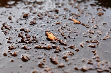 Mutfakta kirli bulaşıklar var.