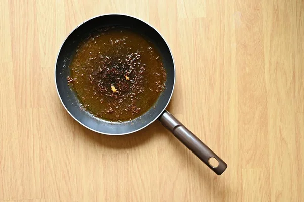 부엌의 더러운 접시들 프라이팬에 기름을 음식의 잔여물을 — 스톡 사진