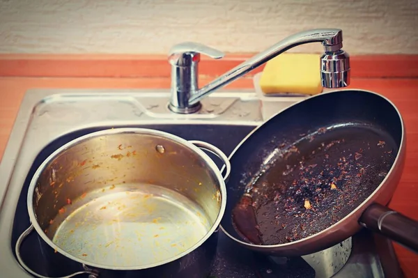 부엌의 더러운 접시들 프라이팬에 기름을 음식의 잔여물을 — 스톡 사진