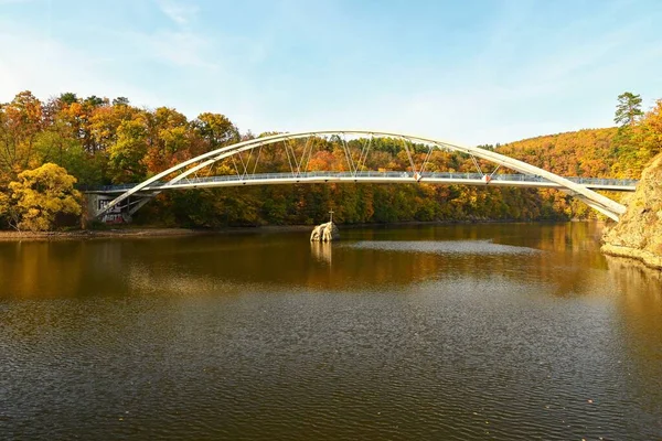 Most Přes Vodu Barevná Podzimní Krajina Příroda Brněnské Přehradě Česká — Stock fotografie