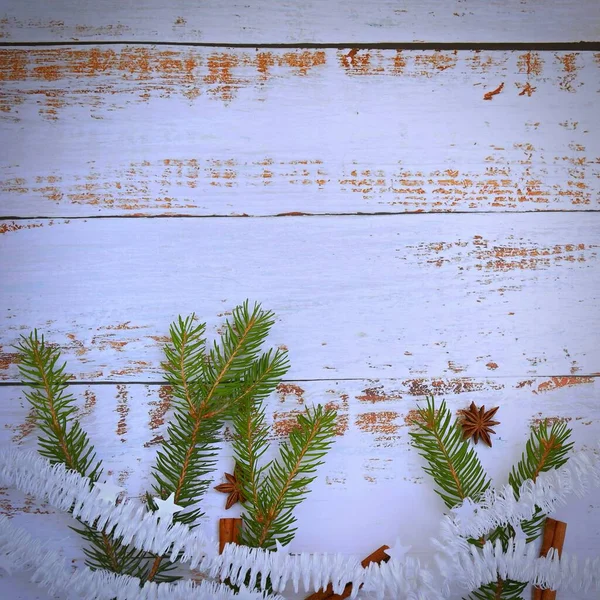 クリスマスの構図 白い木製の背景に美しい休日の装飾 フラットレイアウト コピースペース付きのトップビュー — ストック写真