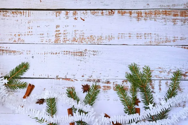 Χριστουγεννιάτικη Σύνθεση Όμορφη Διακόσμηση Διακοπών Λευκό Ξύλινο Φόντο Επίπεδη Lay — Φωτογραφία Αρχείου