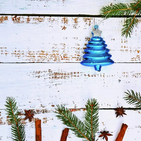 Sfondo Natalizio Belle Decorazioni Albero Natale Sfondo Bianco Legno Concetto — Foto Stock