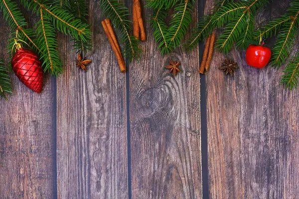 茶色の木製の背景に装飾が施されたクリスマスの背景 フラットレイアウト コピースペース付きのトップビュー — ストック写真