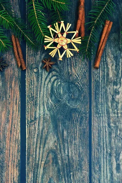 Різдвяний Фон Прикрасами Коричневому Дерев Яному Фоні Плоский Простір Вид — стокове фото