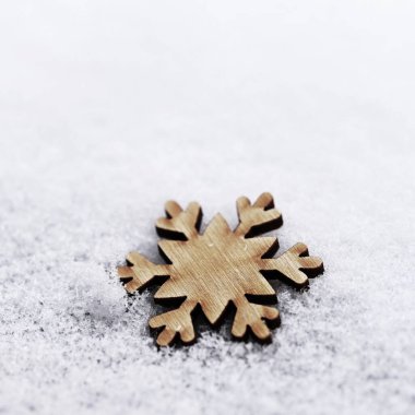 Noel arkaplanı. Noel ağacı süslemesi. Gerçek karlı, güzel, doğal bir kar tanesi. Kış ve tatil için arka plan. 