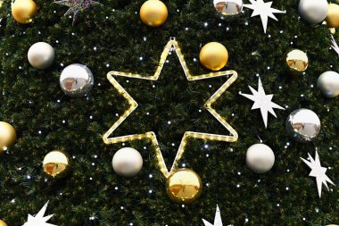 Noel süsleri. Güzel renkli Noel ağacı. Tatil ve kış mevsimi kavramı.