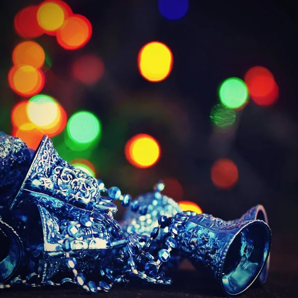 五彩缤纷的圣诞装饰 寒假和圣诞树上的传统装饰品 照明链条 季节性背景的蜡烛 — 图库照片