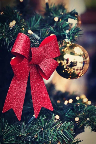 Πολύχρωμο Χριστουγεννιάτικο Στολισμό Χειμερινές Διακοπές Και Παραδοσιακά Στολίδια Χριστουγεννιάτικο Δέντρο — Φωτογραφία Αρχείου