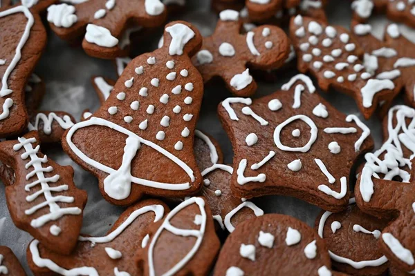 クリスマスのお菓子 美しい手は アイシングと伝統的なチェコのクリスマスジンジャーブレッドクッキーを飾りました — ストック写真