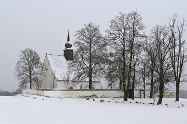 Brno-Veveri kilisesi. Güzel karlı bir manzara. Kış doğası - mevsimsel kavram.