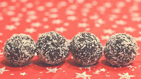 Χριστουγεννιάτικα Γλυκά Μπαλάκια Ρούμι Τυλιγμένα Καρύδα Παραδοσιακά Χειροποίητα Χριστουγεννιάτικα Μπισκότα — Φωτογραφία Αρχείου