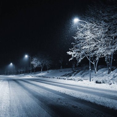 Kötü hava yolculuğu - sisli ve puslu köy yolu. Otoyol - trafik. Kış zamanı.