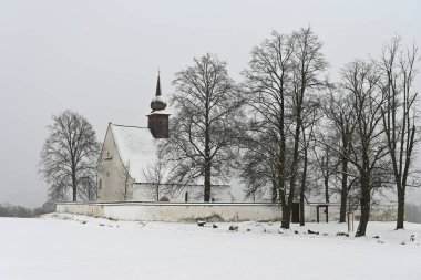 Veveri Kalesi yakınlarında güzel bir şapeli olan kış manzarası. Çek Cumhuriyeti 'nin Brno kenti. Tanrının Annesi 'nin Şapeli..
