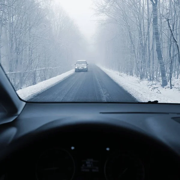 Kışın arabayı. Karlı yolda araba iç gelen sürücünün gözleri tarafından görüntüleyin. Kışın güven sevk için kavramı.