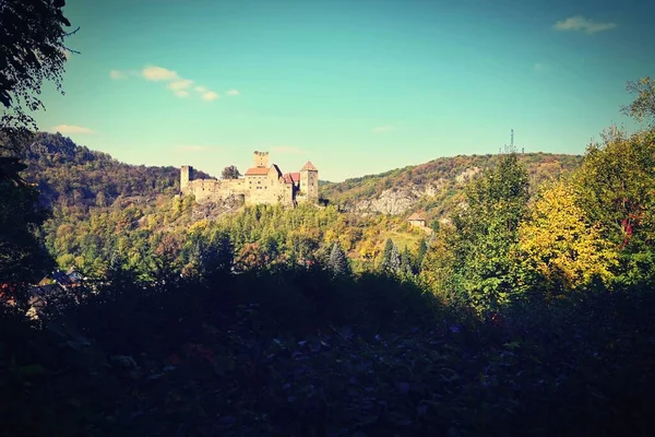 素敵な古い Hardegg 城とオーストリアの美しい秋の風景 — ストック写真