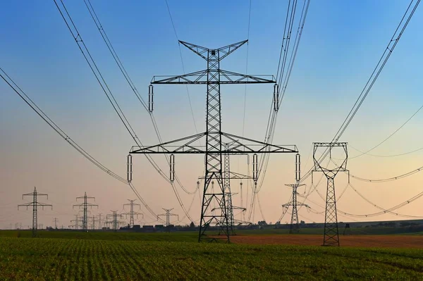 Yüksek voltaj direkleri. Teknoloji ve endüstri kavramı. Artan enerji fiyatları - artan elektrik ve enerji fiyatları- Rusya ile Ukrayna arasındaki savaşın yol açtığı enerji krizi.