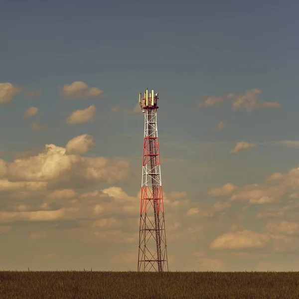 Transmetteur Pour Signal Gsm Des Téléphones Mobiles Sur Terrain Arrière — Photo