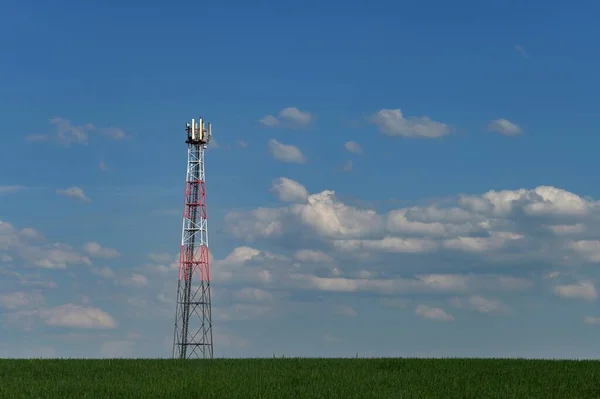 Transmissor Para Sinal Gsm Telefones Celulares Campo Fundo Céu Azul — Fotografia de Stock