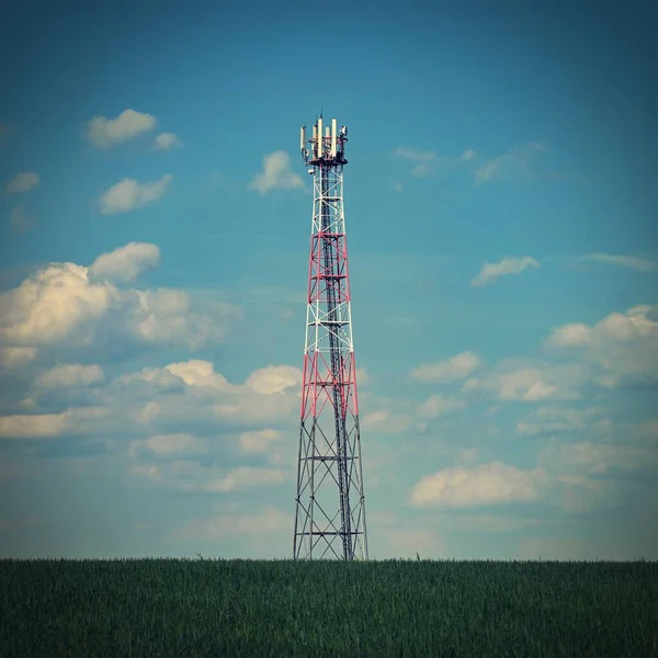 现场手机Gsm信号传输器 在蓝天和云彩的衬托下 现代技术及工业概念 电讯大楼 — 图库照片