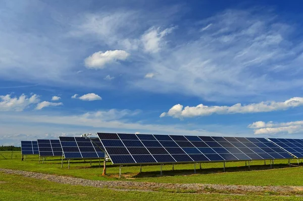 Güneş enerjisi santrali - elektrik ve ekoloji endüstrisi konsepti. Yüksek enerji fiyatları. Güzel manzara ve mavi gökyüzü ile güneşli bir gün.