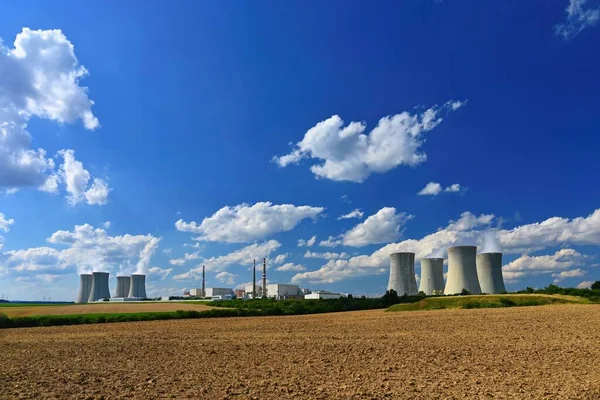 Nükleer enerji santrali. Endüstri ve teknoloji kavramı - enerji krizi. Artan enerji fiyatları - Rusya 'nın Ukrayna' ya karşı savaşı. Dukovany - Çek Cumhuriyeti.