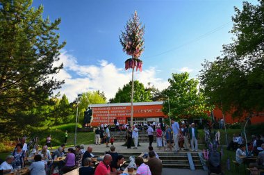 Brno - Bystrc, Çek Cumhuriyeti, 25 Haziran 2022. Geleneksel Çek ziyafeti. Halk Festivali. Kızlar ve oğlanlar güzel kostümler içinde dans ediyorlar. Eski bir Hıristiyan bayramı, bolluk, neşe ve refah günü..