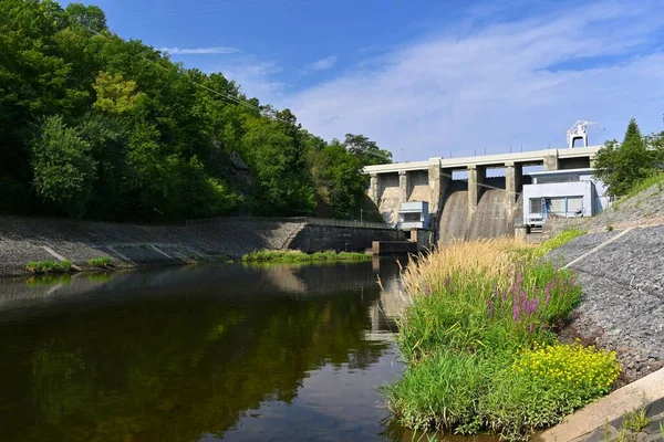 Uma Barragem Reservatório Brno Junto Rio Svratka Com Uma Pequena — Fotografia de Stock