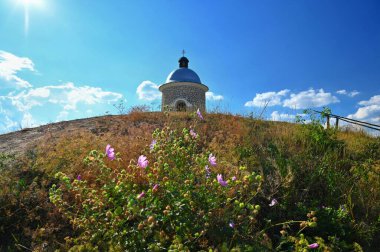 Güney Moravya - şarap bölgesi. Üzüm bağlarının üzerinde küçük güzel bir şapel. Çek Cumhuriyeti 'nde doğayla iç içe yaz manzarası. (Hradistek - Velke Bilovice)