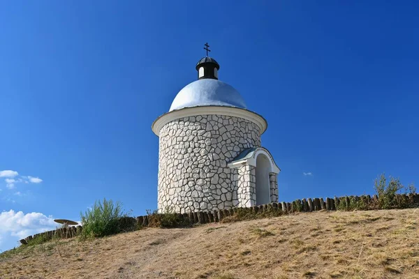 南モラヴィア ワイン産地 ブドウ畑の上に美しい小さな礼拝堂 チェコ共和国の自然と夏の風景 Hardistek Velke Bilovice — ストック写真