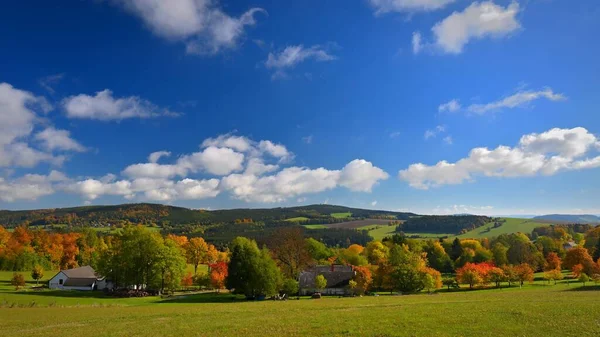 チェコ共和国の風景と美しい秋の自然 青空と太陽の下でカラフルな木 秋と環境の背景 — ストック写真