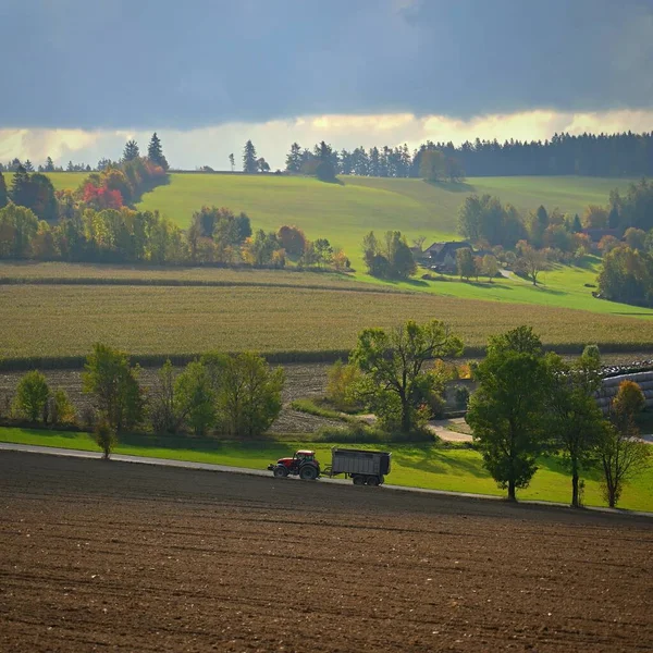 Τρακτέρ Στο Γήπεδο Όμορφη Φθινοπωρινή Φύση Τοπίο Στην Τσεχική Δημοκρατία — Φωτογραφία Αρχείου