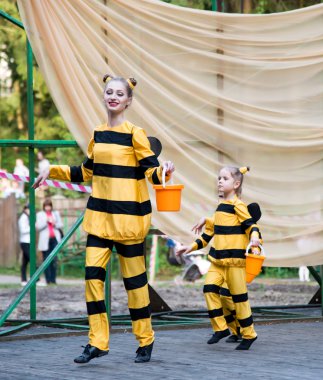 kız ve kadın sahnede