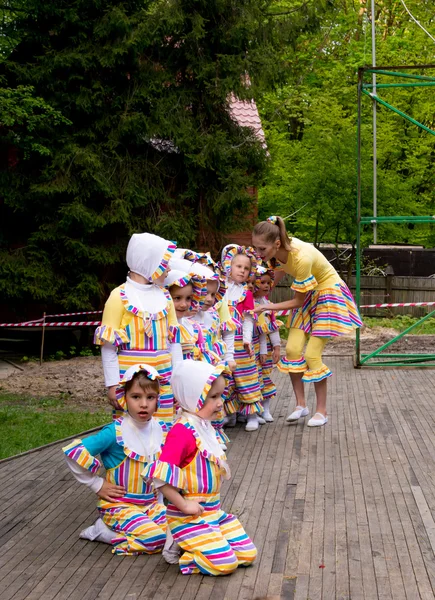 Children performing on stage — Stock Photo, Image