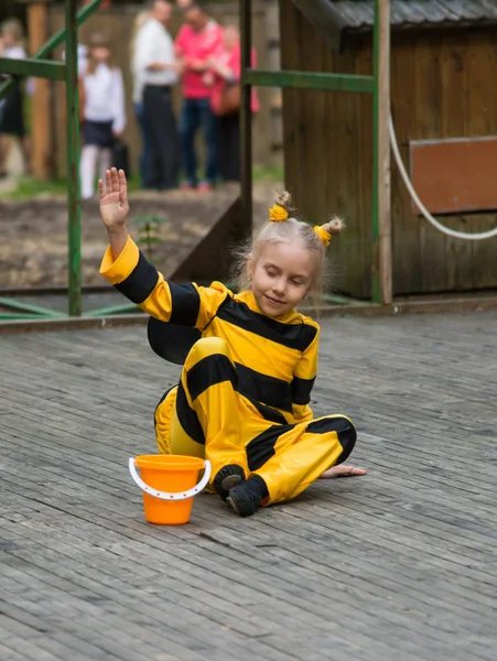 Girl performs on stage — Stock Photo, Image