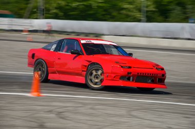 Arabadaki bilinmeyen sürücü pistin üstesinden geliyor..