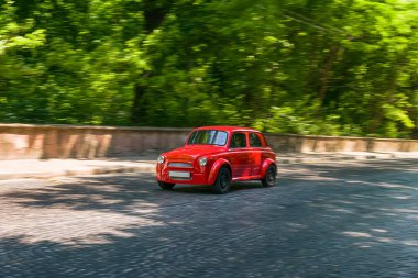 Eski bir araba yarışa katılıyor. 