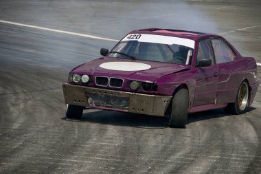 Arabadaki bilinmeyen sürücü pistin üstesinden geliyor.