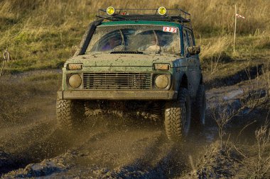 Off-road aracı pistin üstesinden geliyor