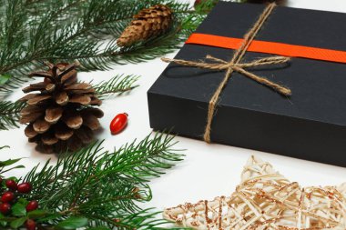 Kuru meyve, el işi kağıt, hediye kutusu, el yapımı Noel oyuncakları içeren kartpostal modeli.