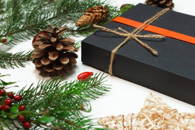Kuru meyve, el işi kağıt, hediye kutusu, el yapımı Noel oyuncakları içeren kartpostal modeli.