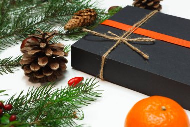 Kuru meyve, el işi kağıt, hediye kutusu, el yapımı Noel oyuncakları içeren kartpostal modeli.