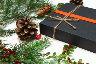 Kuru meyve, el işi kağıt, hediye kutusu, el yapımı Noel oyuncakları içeren kartpostal modeli.