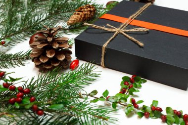 Kuru meyve, el işi kağıt, hediye kutusu, el yapımı Noel oyuncakları içeren kartpostal modeli.